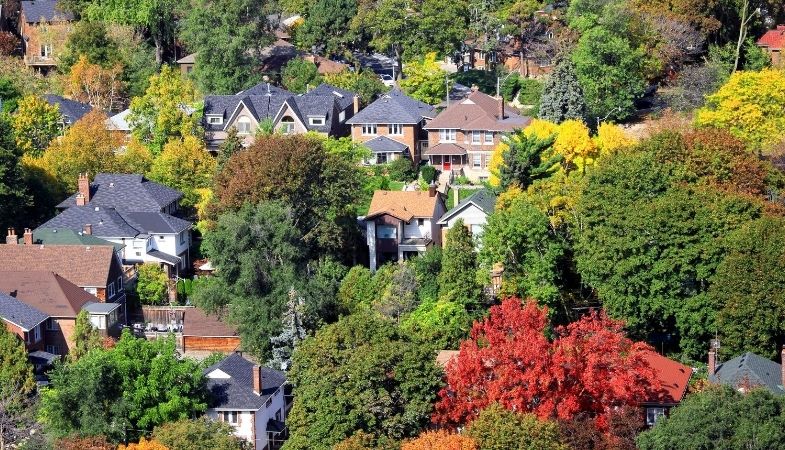 Sought-After Neighbourhoods Keep Vancouver and Toronto Housing Market Hot