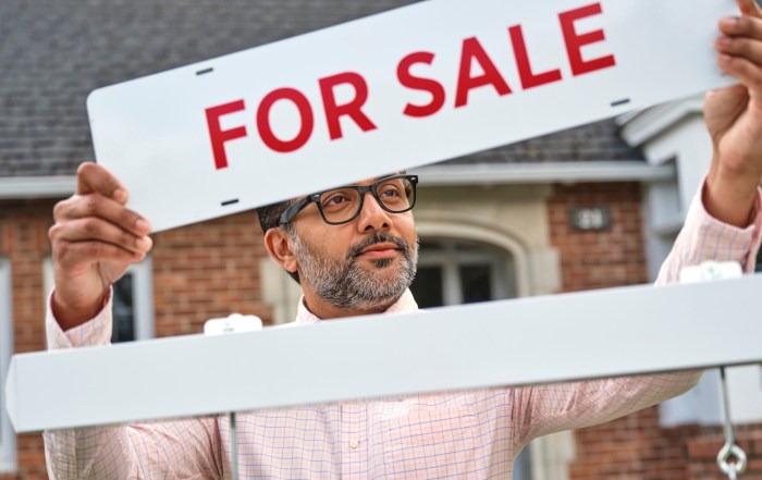 RE/MAX agent selling a home