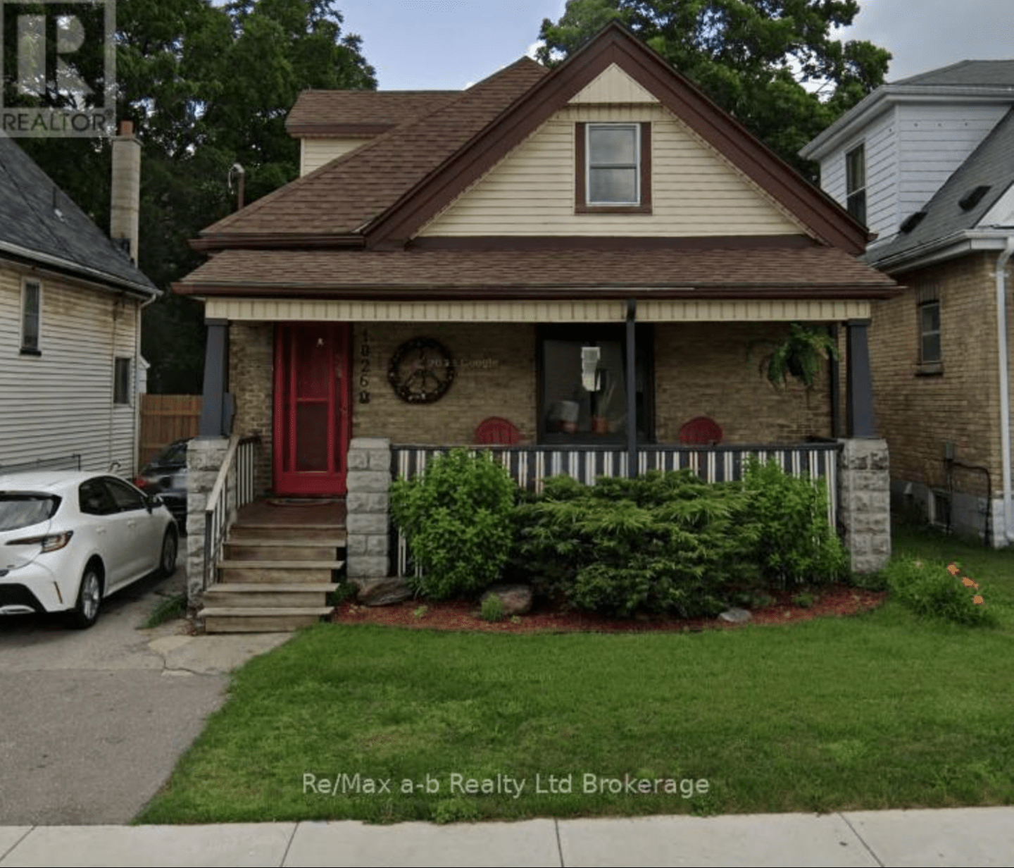 London London house front yard
