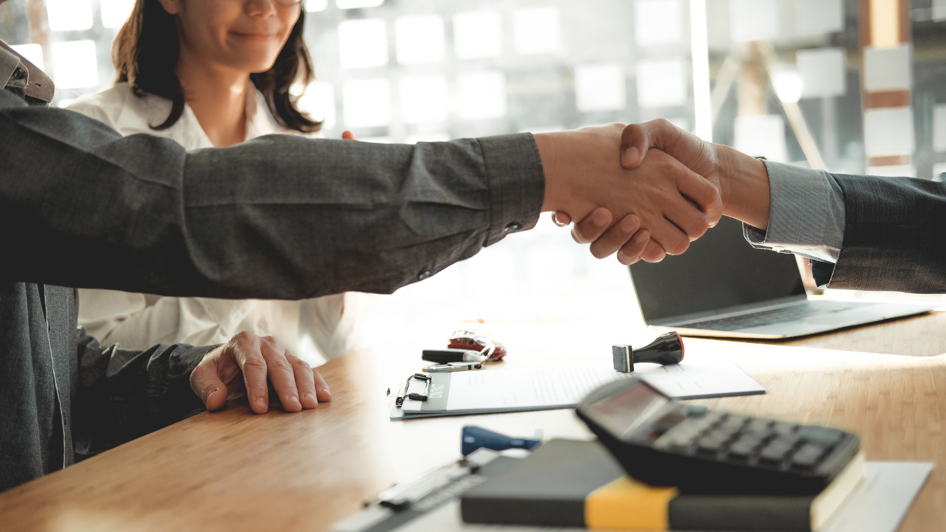 Understanding the Difference: Mortgage Broker vs Bank